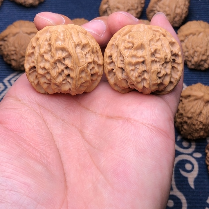 文玩核桃吊坠苹果园