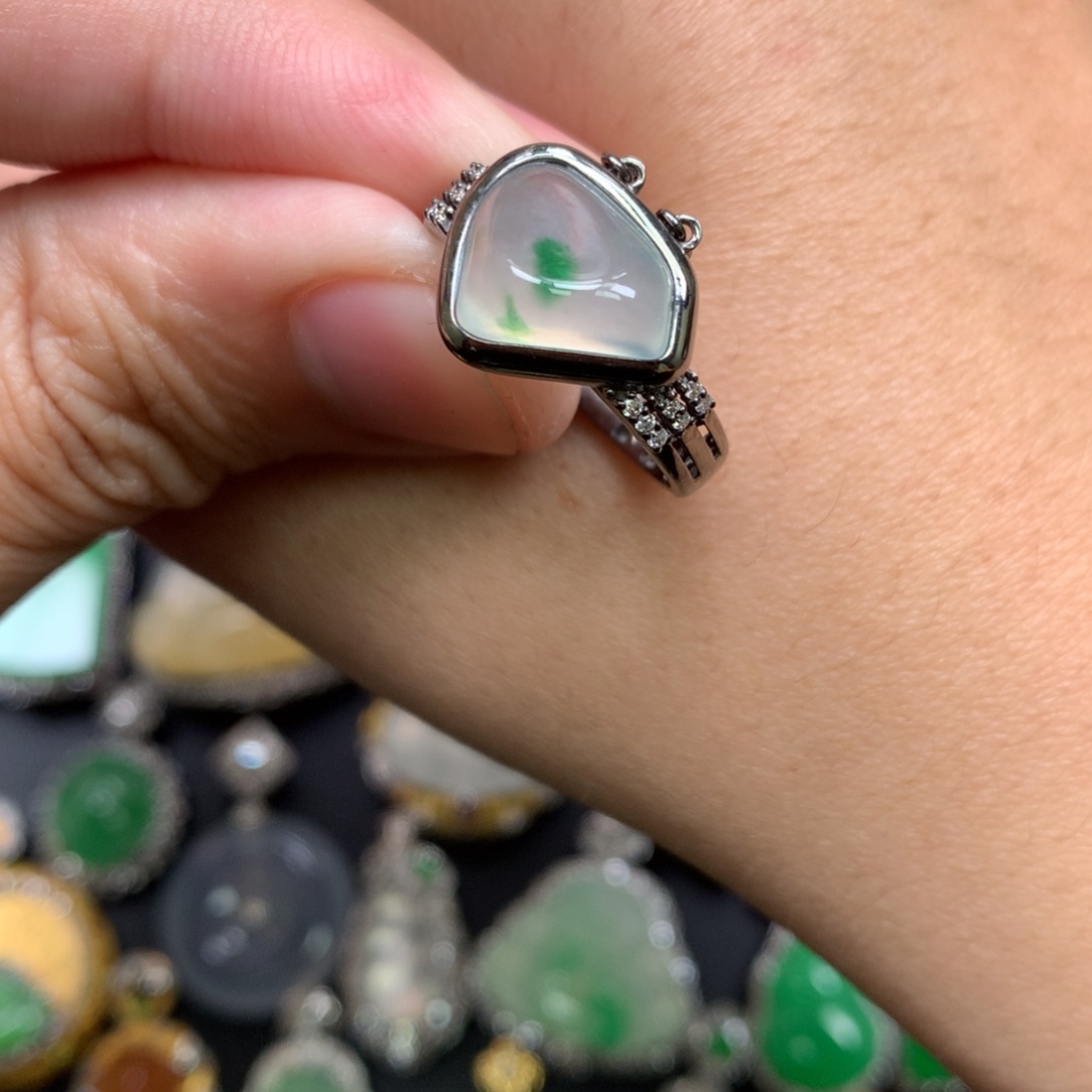 翡翠18K金镶嵌戒指