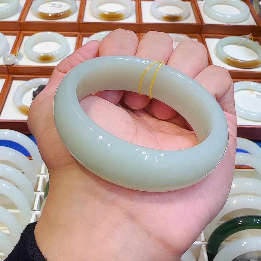 和田玉手镯未镶嵌且末奶蓝轮胎56 57 58