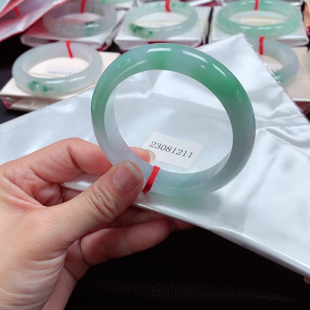 翡翠手镯未镶嵌天然A货翡翠手镯