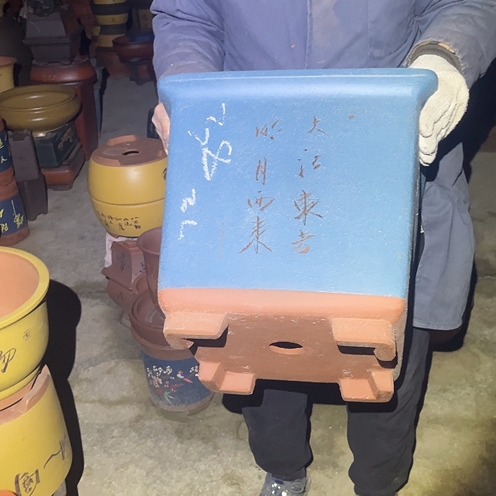 紫砂紫砂花盆和红陶花瓶是