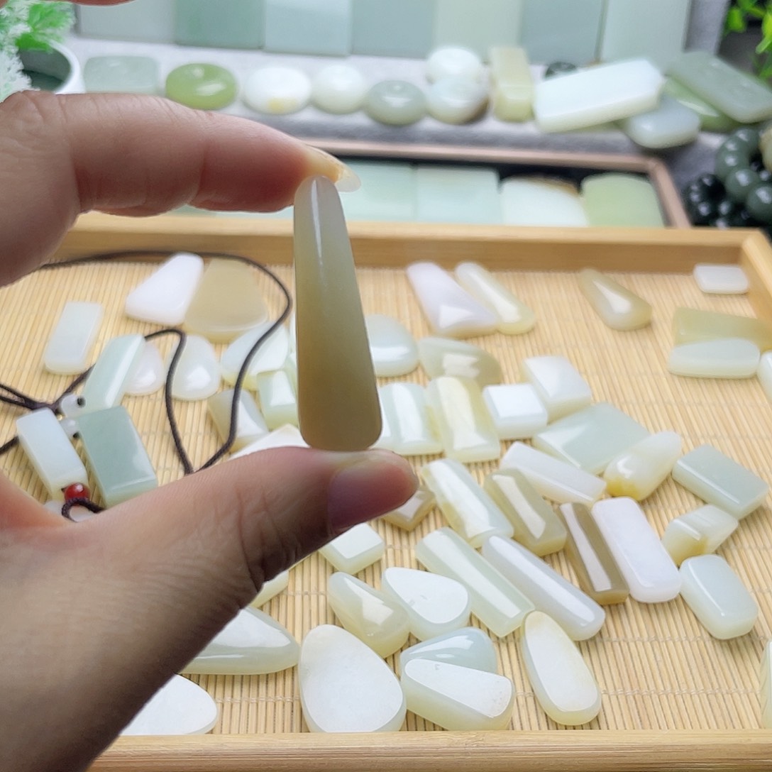 颈饰未镶嵌和田玉（糖玉）自**风