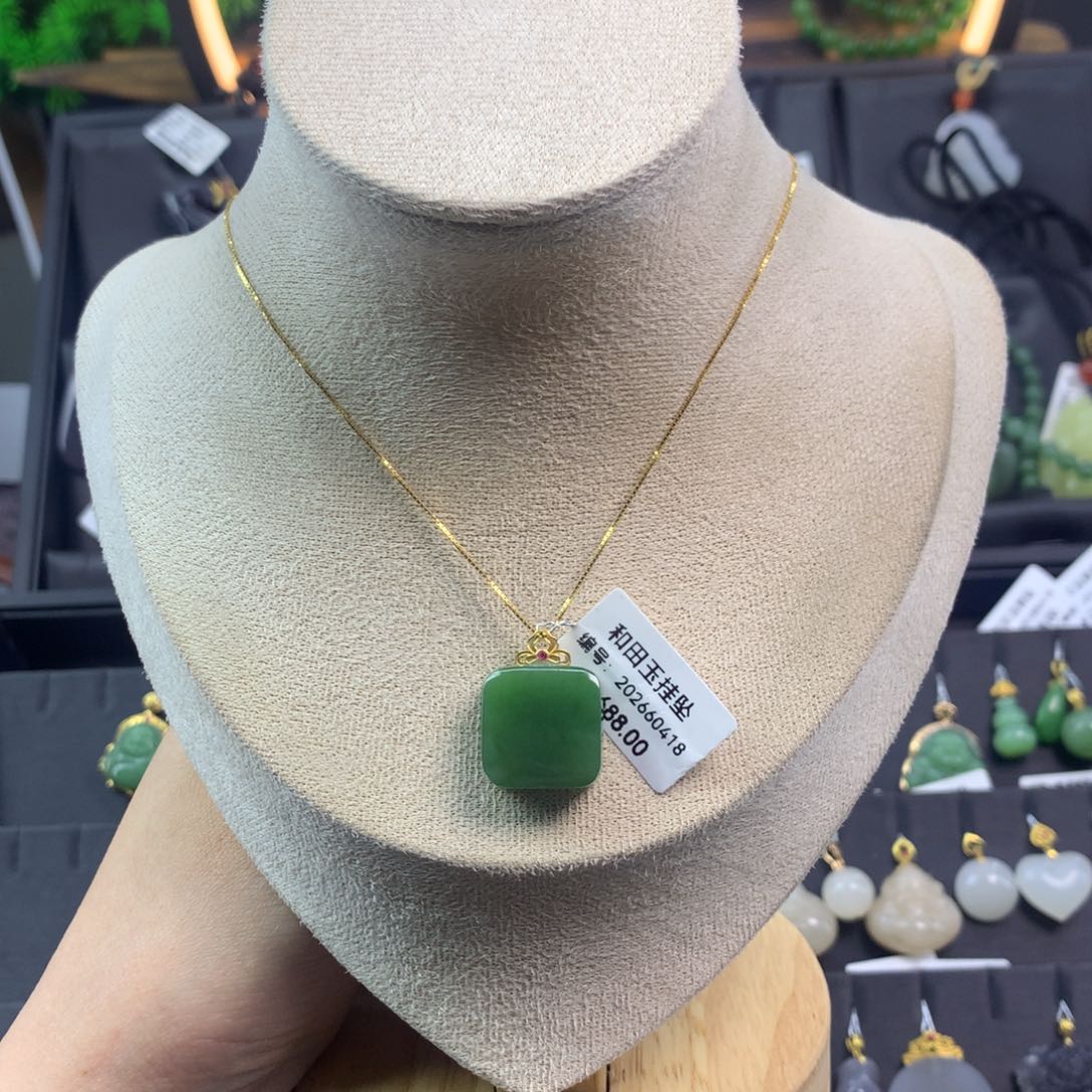 和田玉吊坠18K金镶嵌