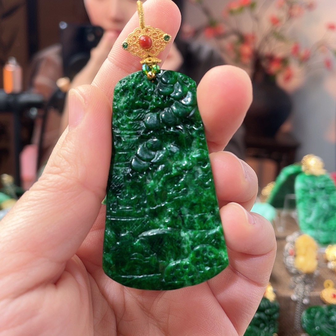 翡翠未镶嵌吊坠(赠链)