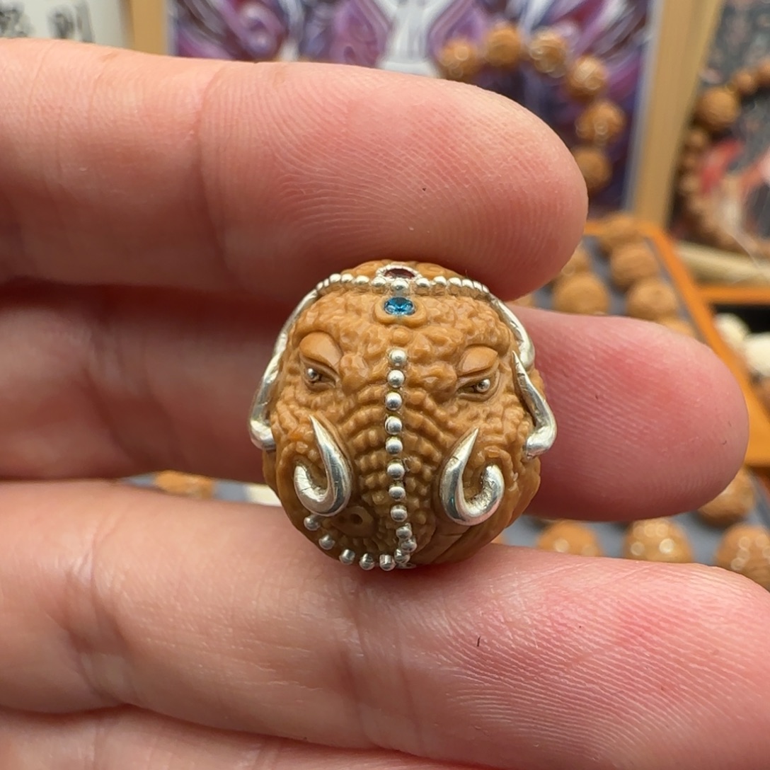 吊坠猴头核桃六牙象神