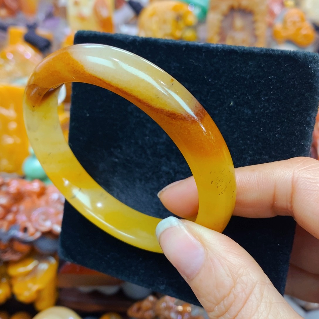 未镶嵌石英质玉（黄龙玉）颈饰