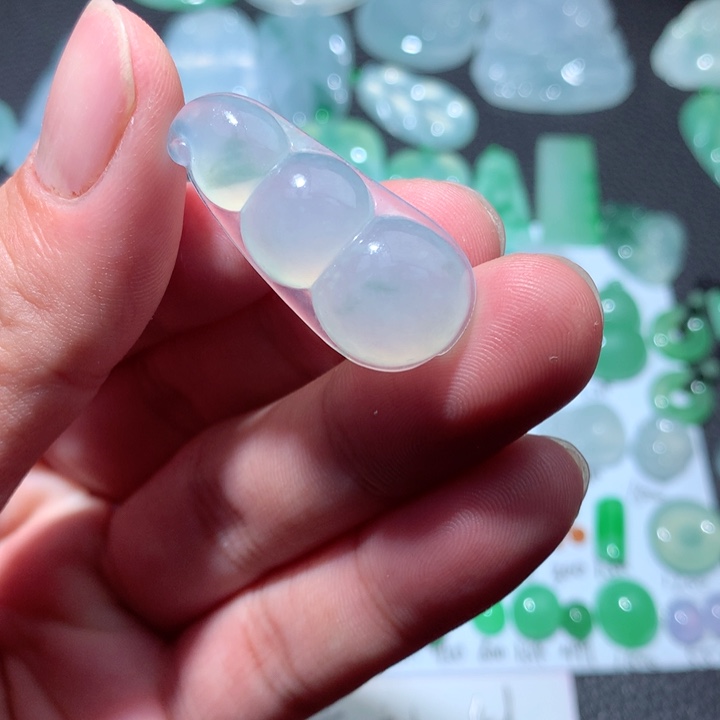 翡翠颈饰未镶嵌四季豆