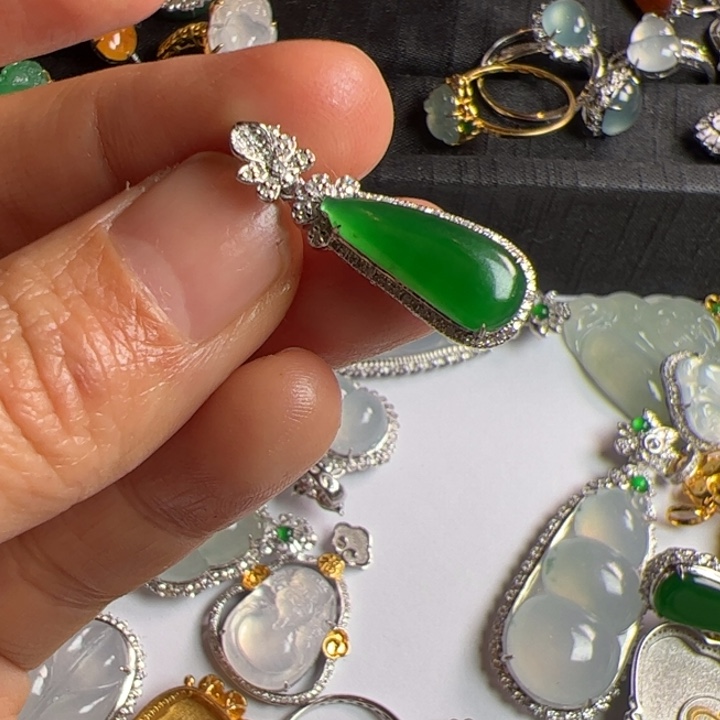 翡翠吊坠(不含链)18K金镶嵌翡翠吊坠项链