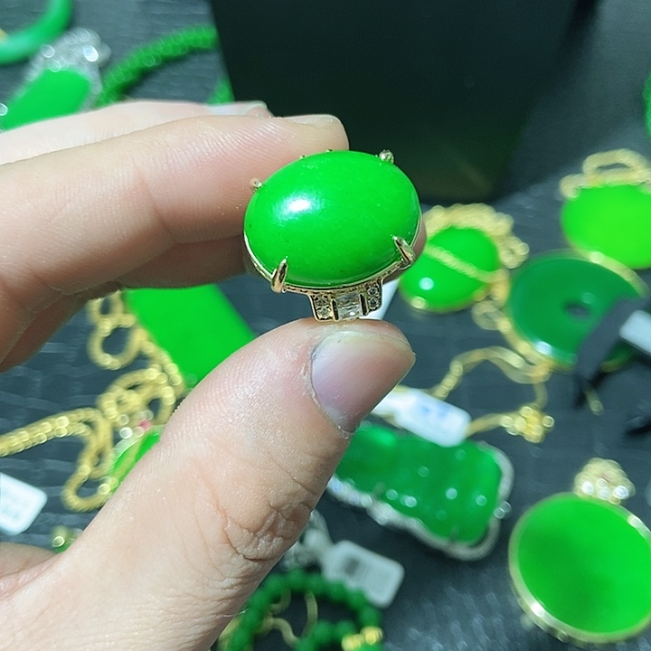 翡翠18K金镶嵌颈饰戒指