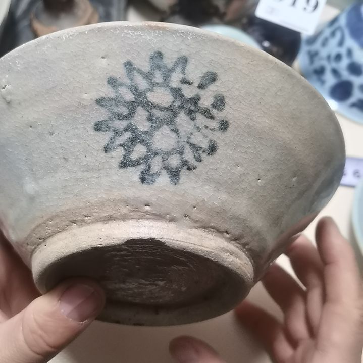 壶青花菊花纹饰碗，有充线