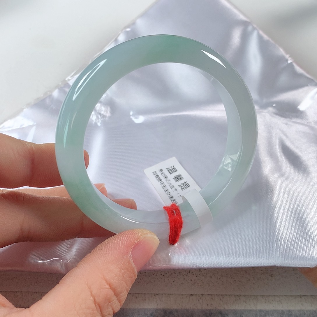 翡翠手镯未镶嵌看****？ 正圈