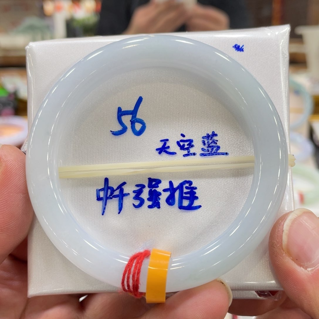 翡翠手镯未镶嵌翡翠