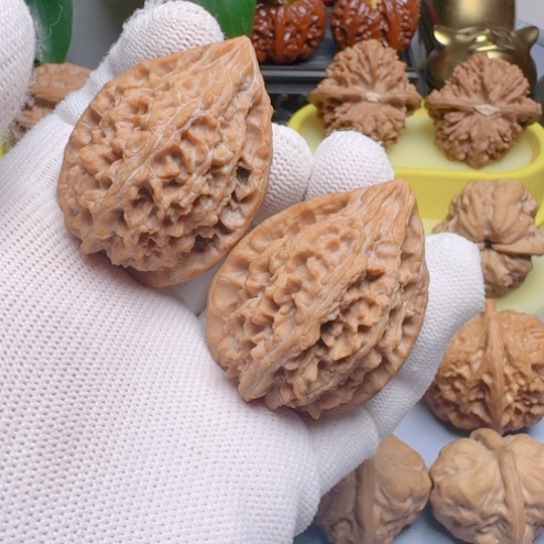 悟***空十三陵鸡心文玩核桃