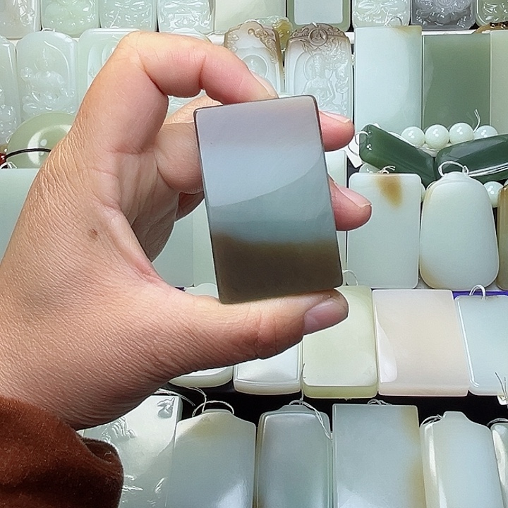 颈饰未镶嵌和田玉龙**人