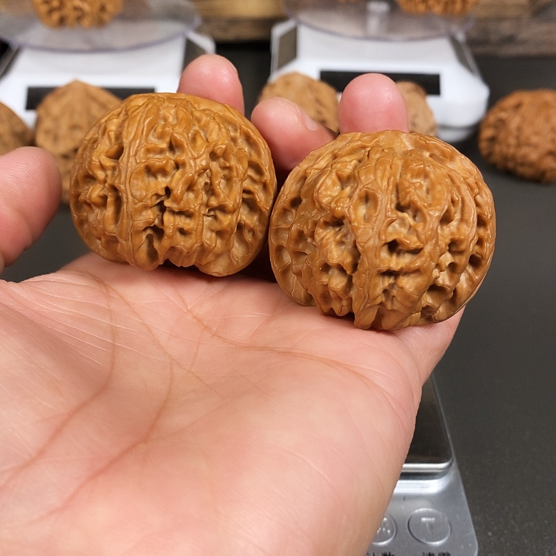 不***深把件文玩核桃红皮老树平果园骨质超棒