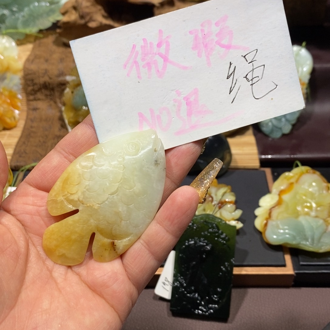 蛇纹石玉颈饰未镶嵌