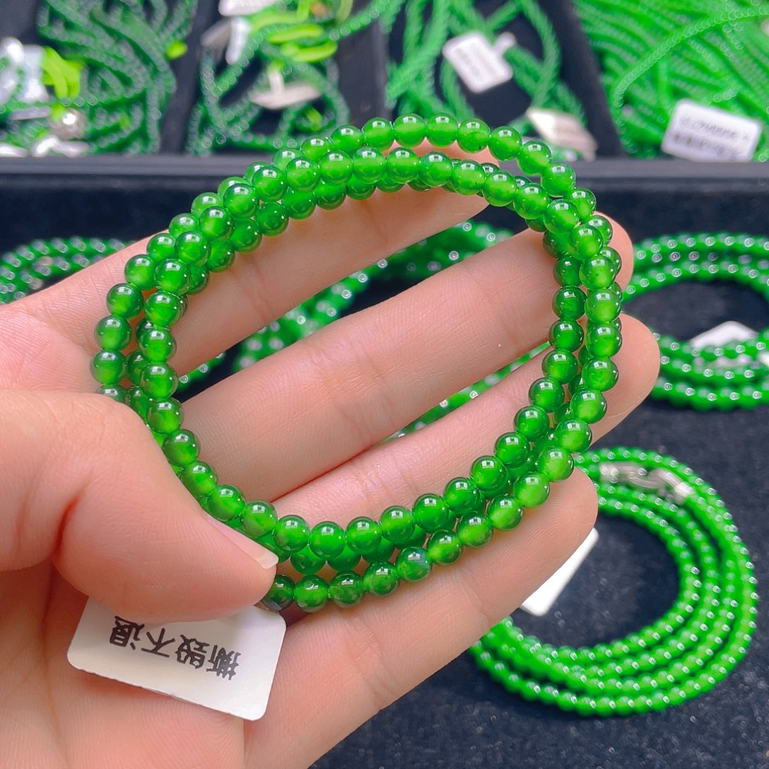 翡翠未镶嵌颈饰    