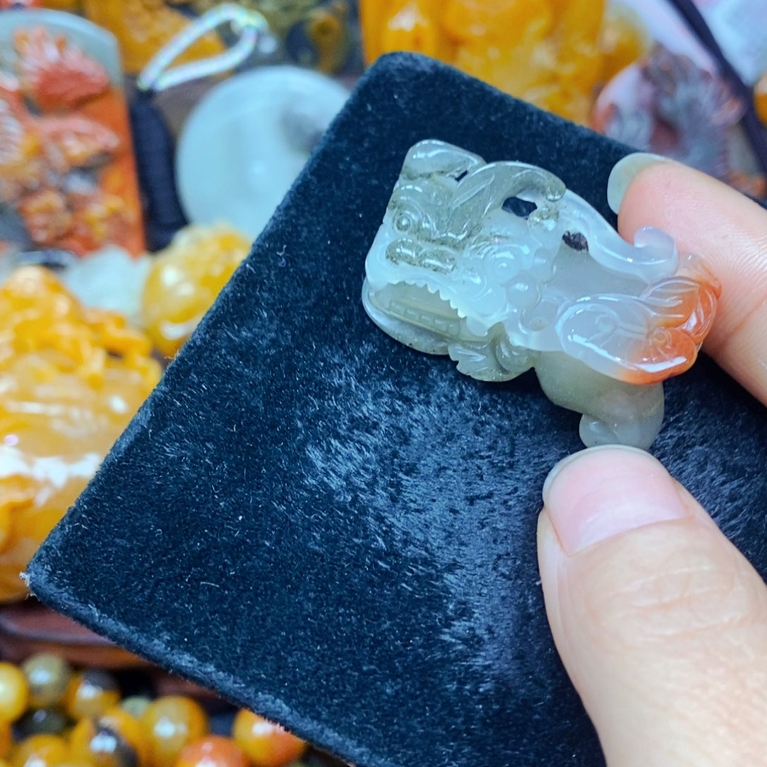 未镶嵌石英质玉（黄龙玉）颈饰