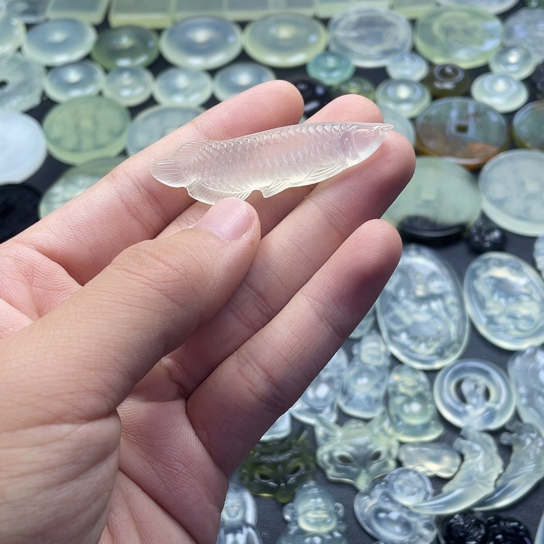 岫玉未镶嵌颈饰龙鱼