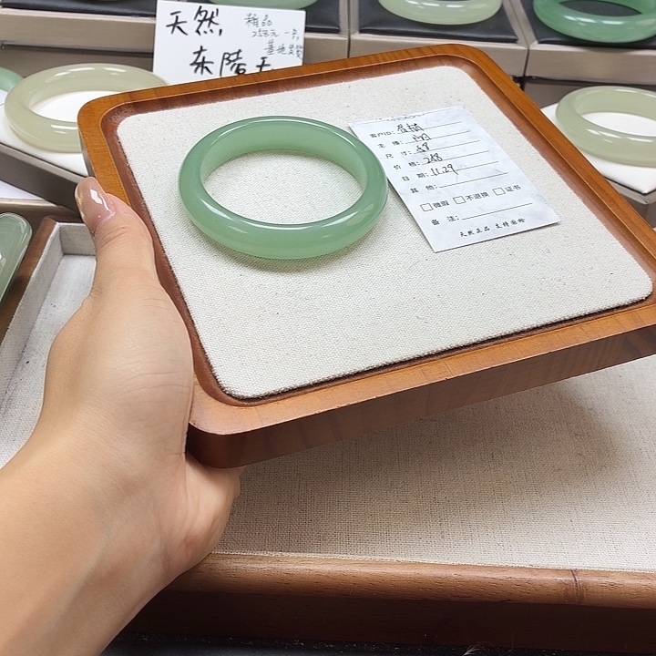 眉***梢石英质玉未镶嵌手镯