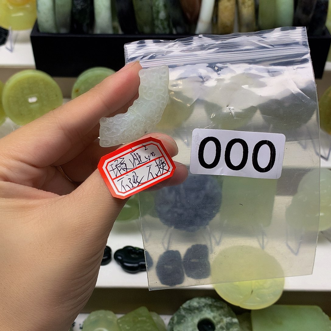 蛇纹石玉颈饰未镶嵌