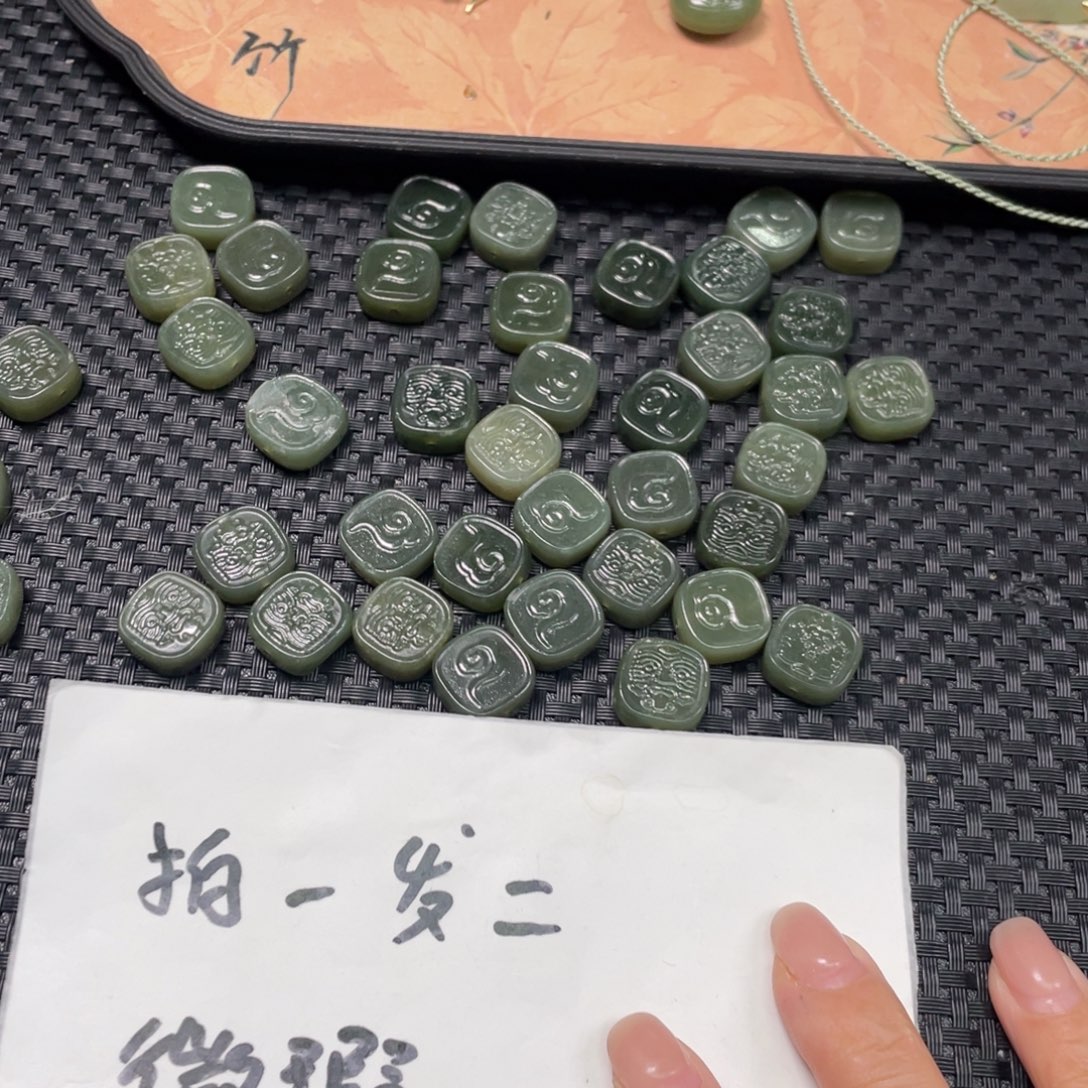 和田玉未镶嵌颈饰微瑕扎基小方牌拍一发二