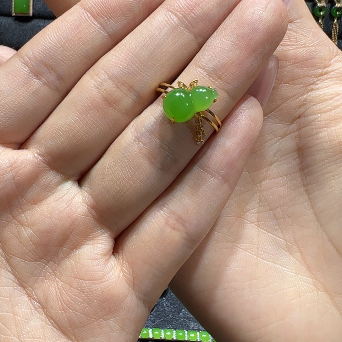 和田玉戒指18K金镶嵌你****饼苹果绿葫芦