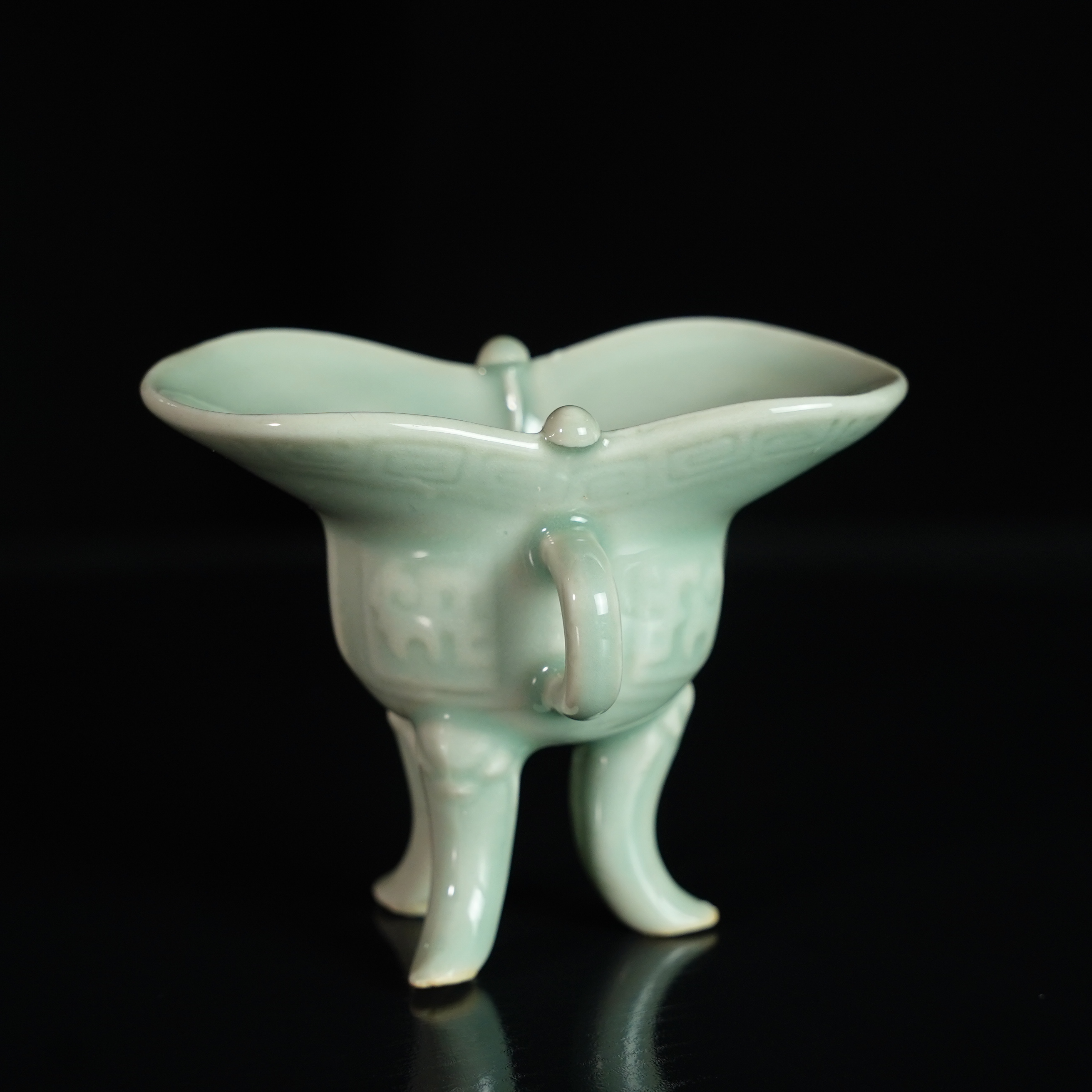 LDXZ250216001【十竹斋】晚清民国豆青釉暗刻爵杯