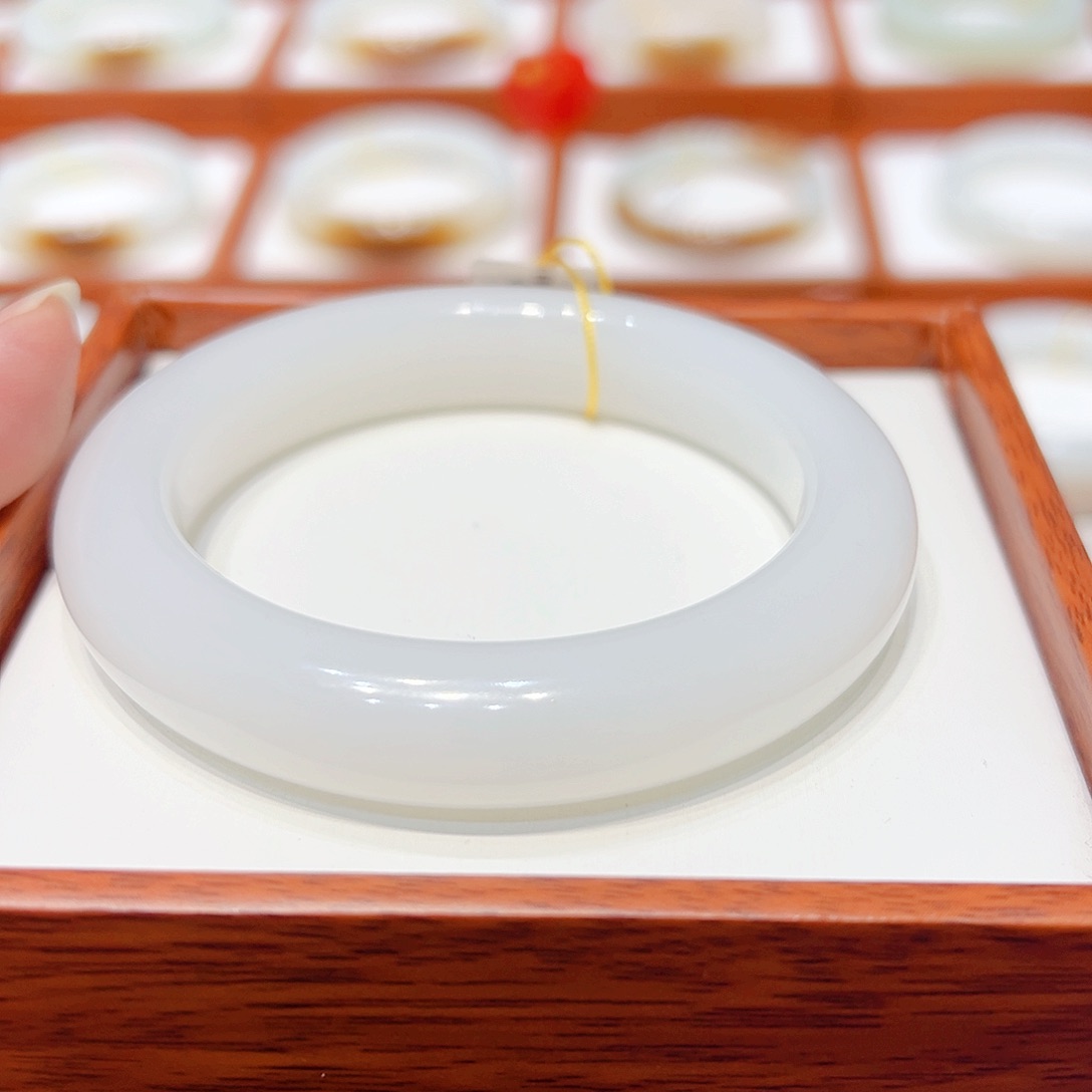 和田玉手镯未镶嵌雪