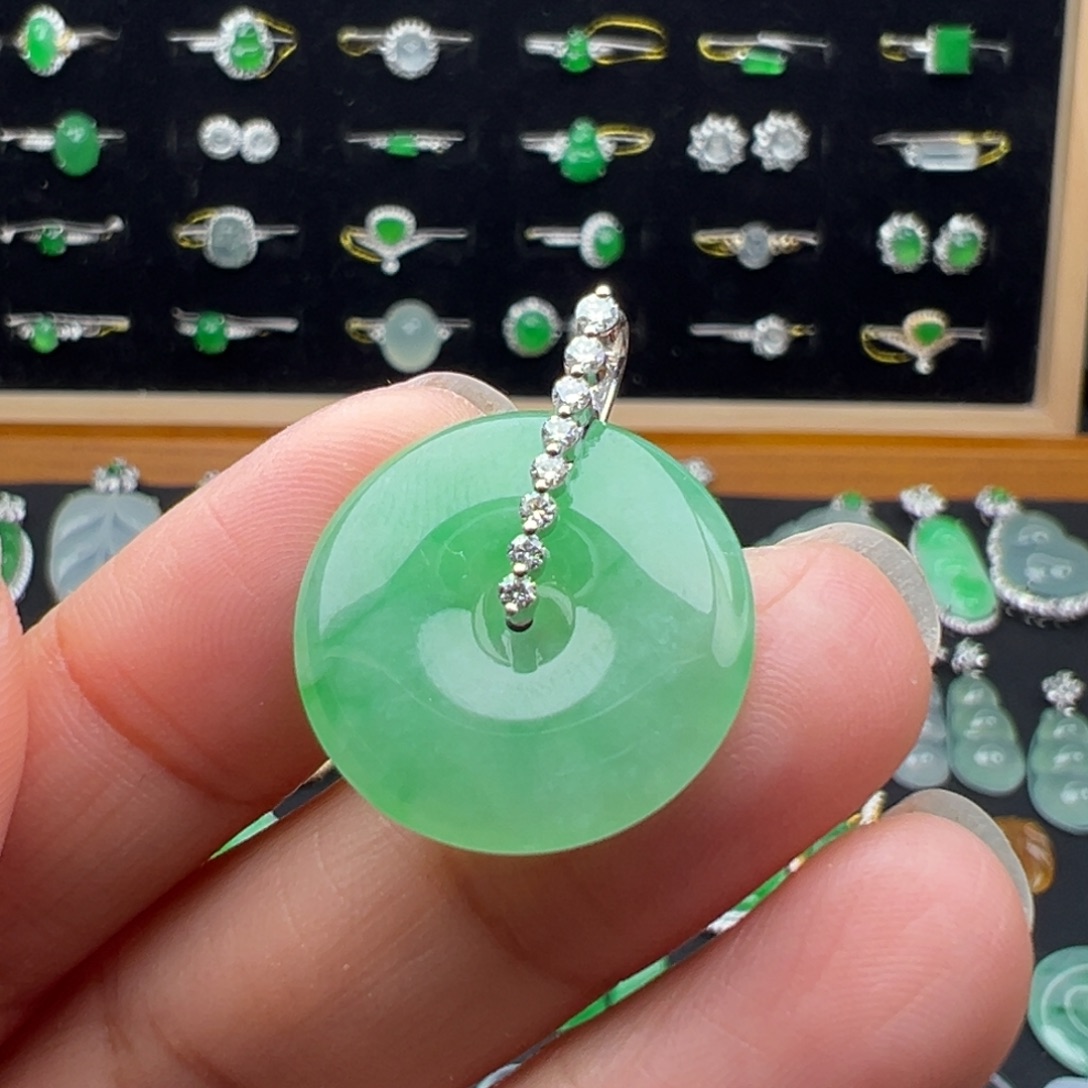 翡翠18K金镶嵌颈饰扣