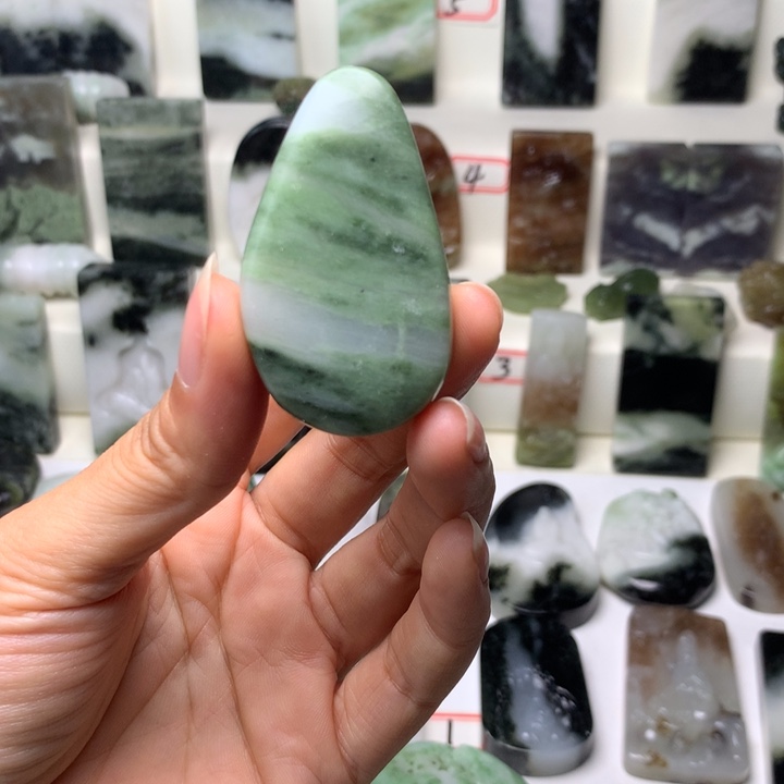 独山玉未镶嵌颈饰