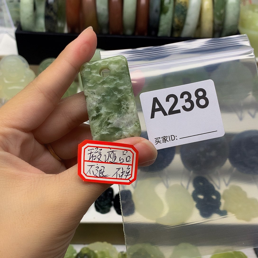 蛇纹石玉颈饰未镶嵌