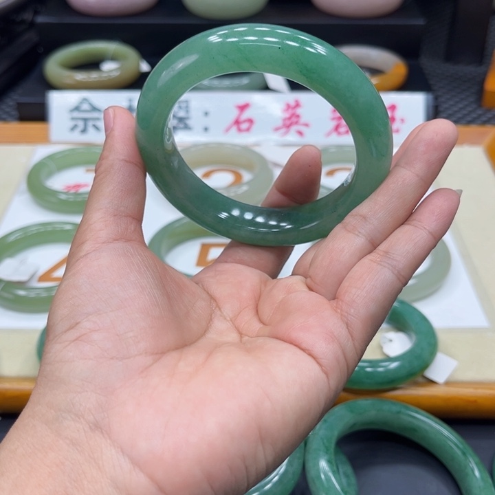 未镶嵌手镯石英质玉?*婠