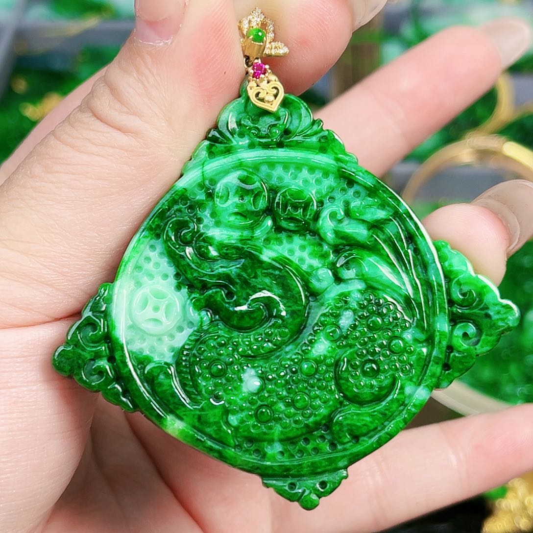 翡翠颈饰18K金镶嵌吊坠