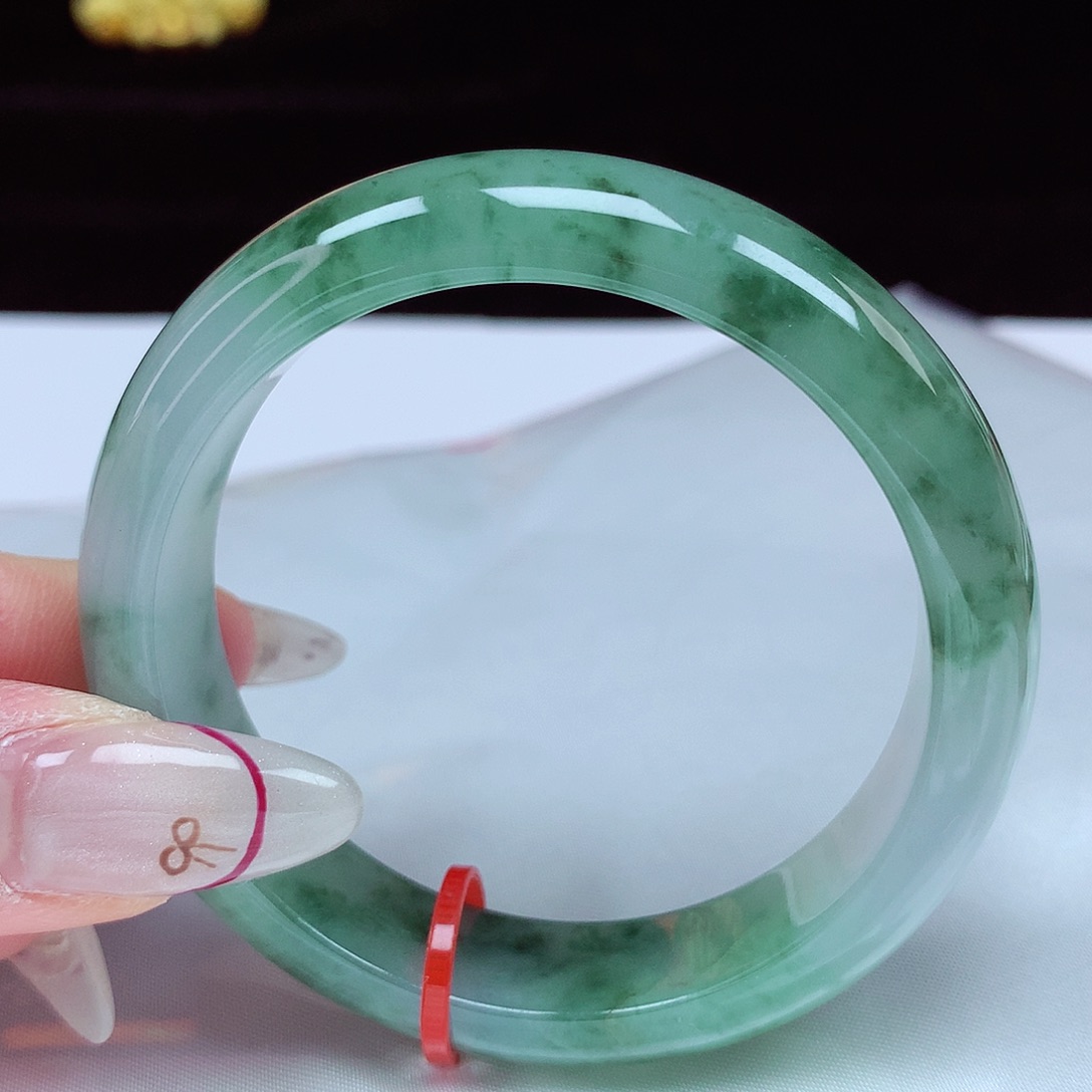 翡翠手镯未镶嵌52圈