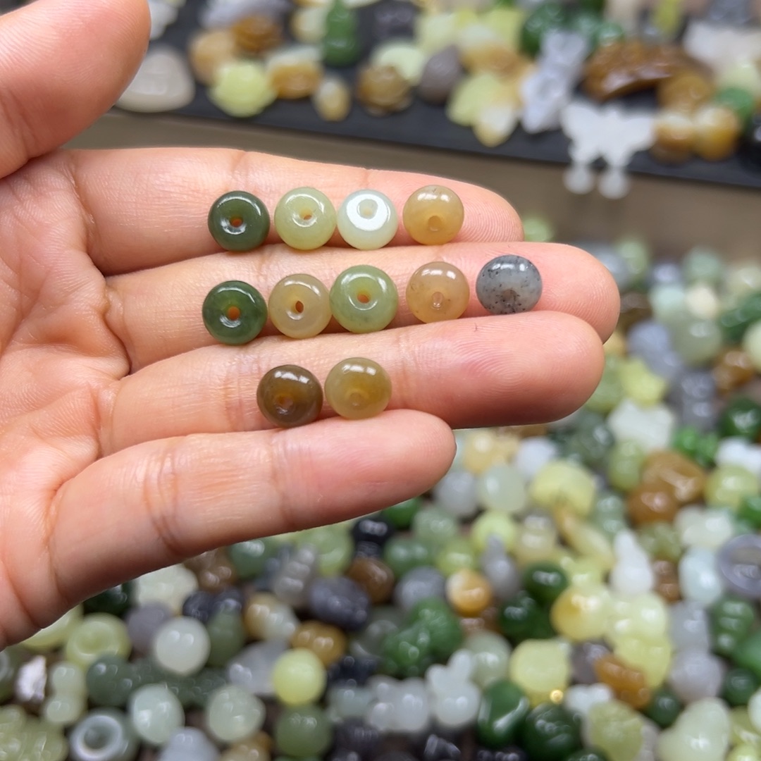 和田玉未镶嵌颈饰多样性发其一。