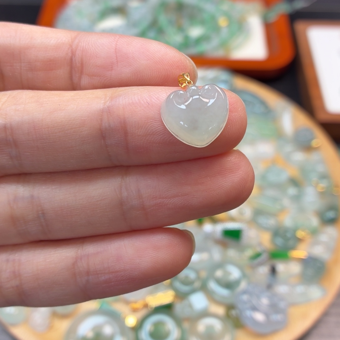 翡翠18K金镶嵌颈饰如意锁