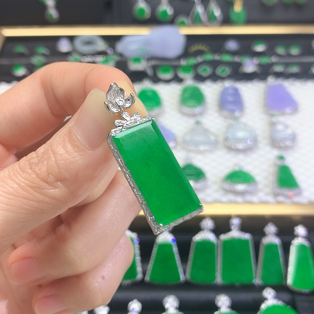 颈饰18K金镶嵌翡翠吊坠