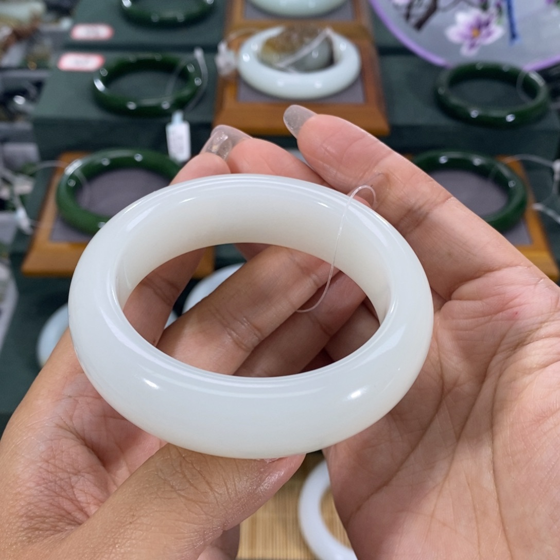 和田玉手镯未镶嵌