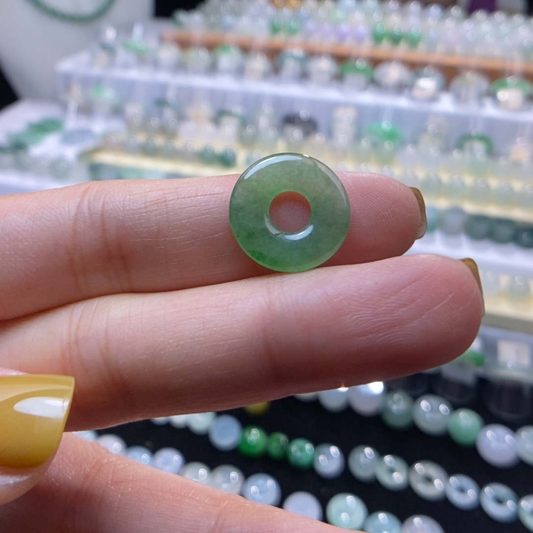 翡翠未镶嵌颈饰甜绿