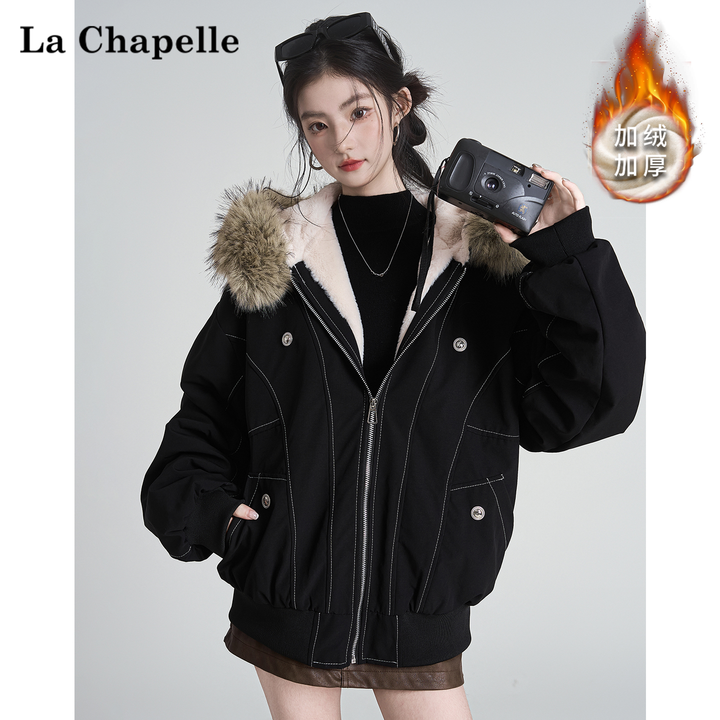 拉夏贝尔2025冬季加绒加厚保暖工装夹克女复古毛领连帽拼接派克服