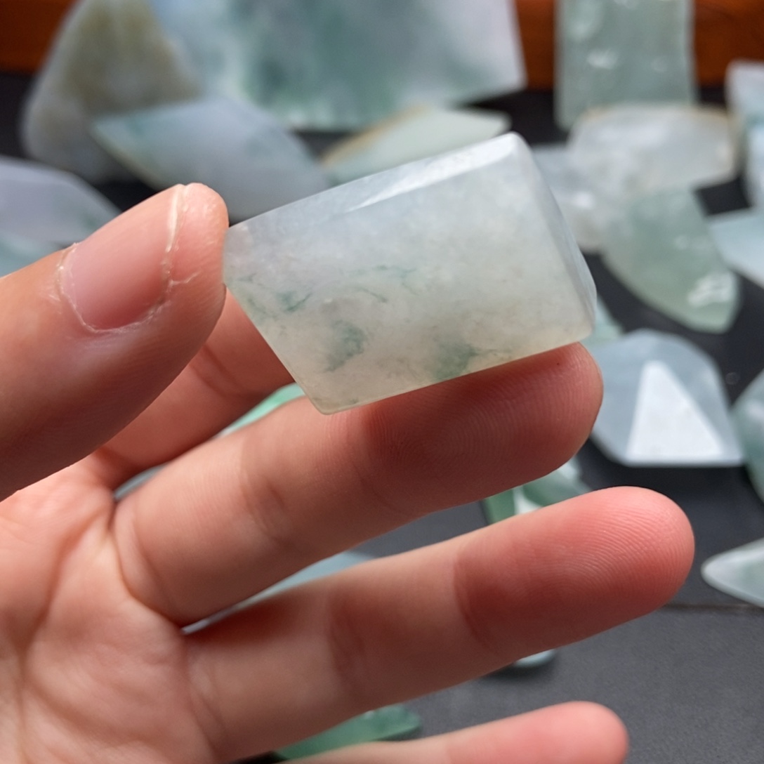 翡翠未镶嵌颈饰料子