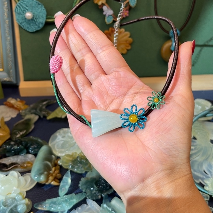 蛇纹石玉吊坠合金