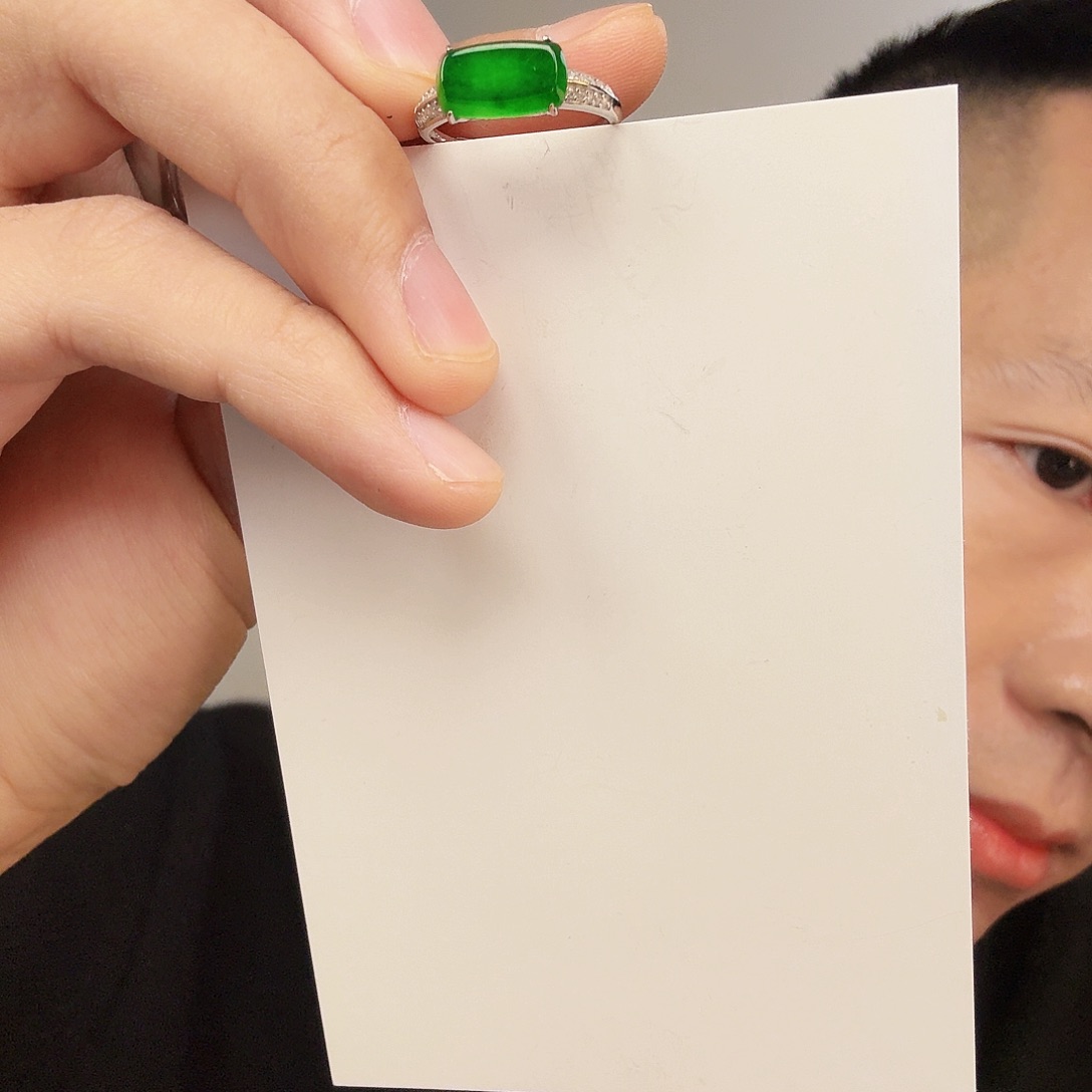 翡翠未镶嵌颈饰一件