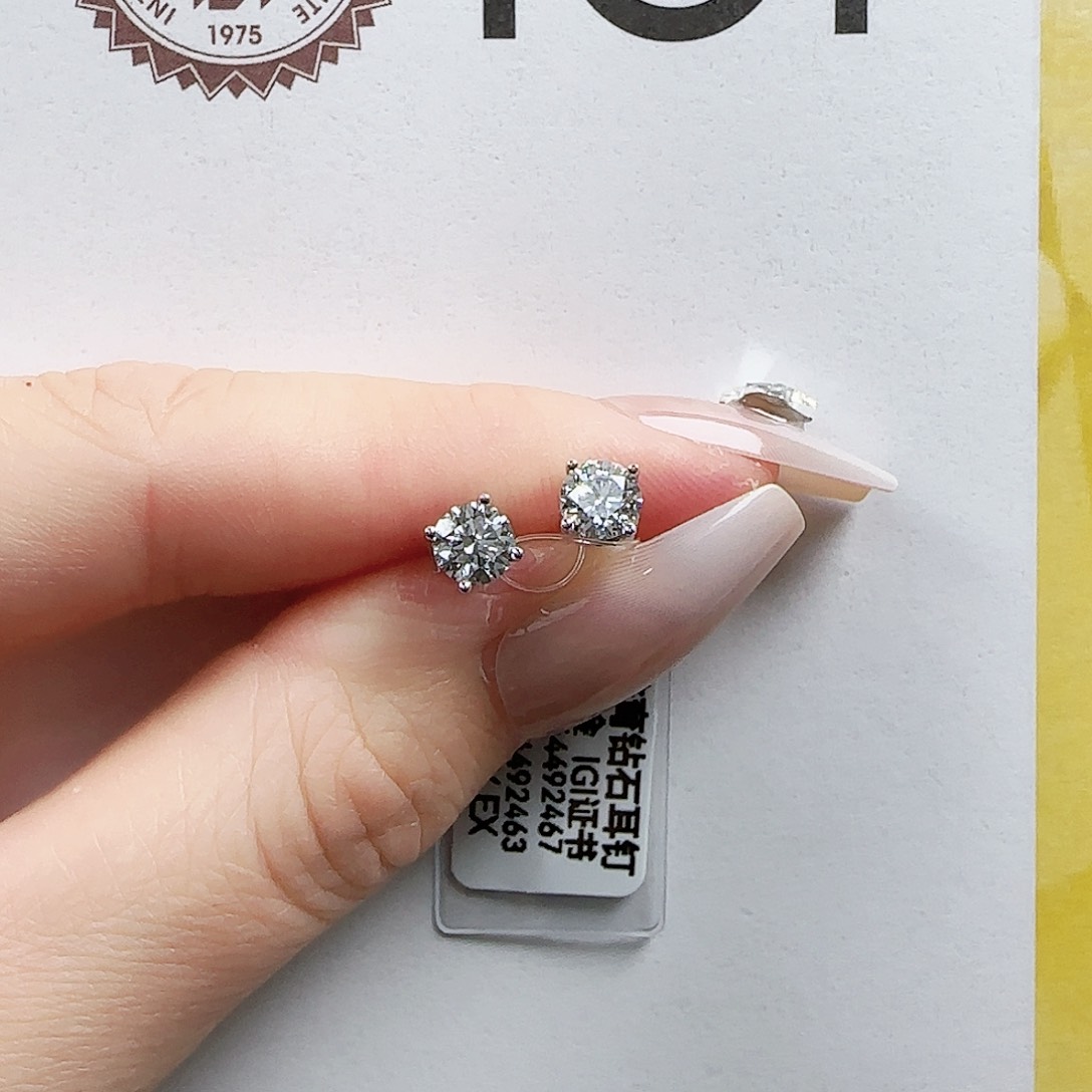 实验室培育钻石18K金镶嵌1.05，dvv2定制四爪耳钉