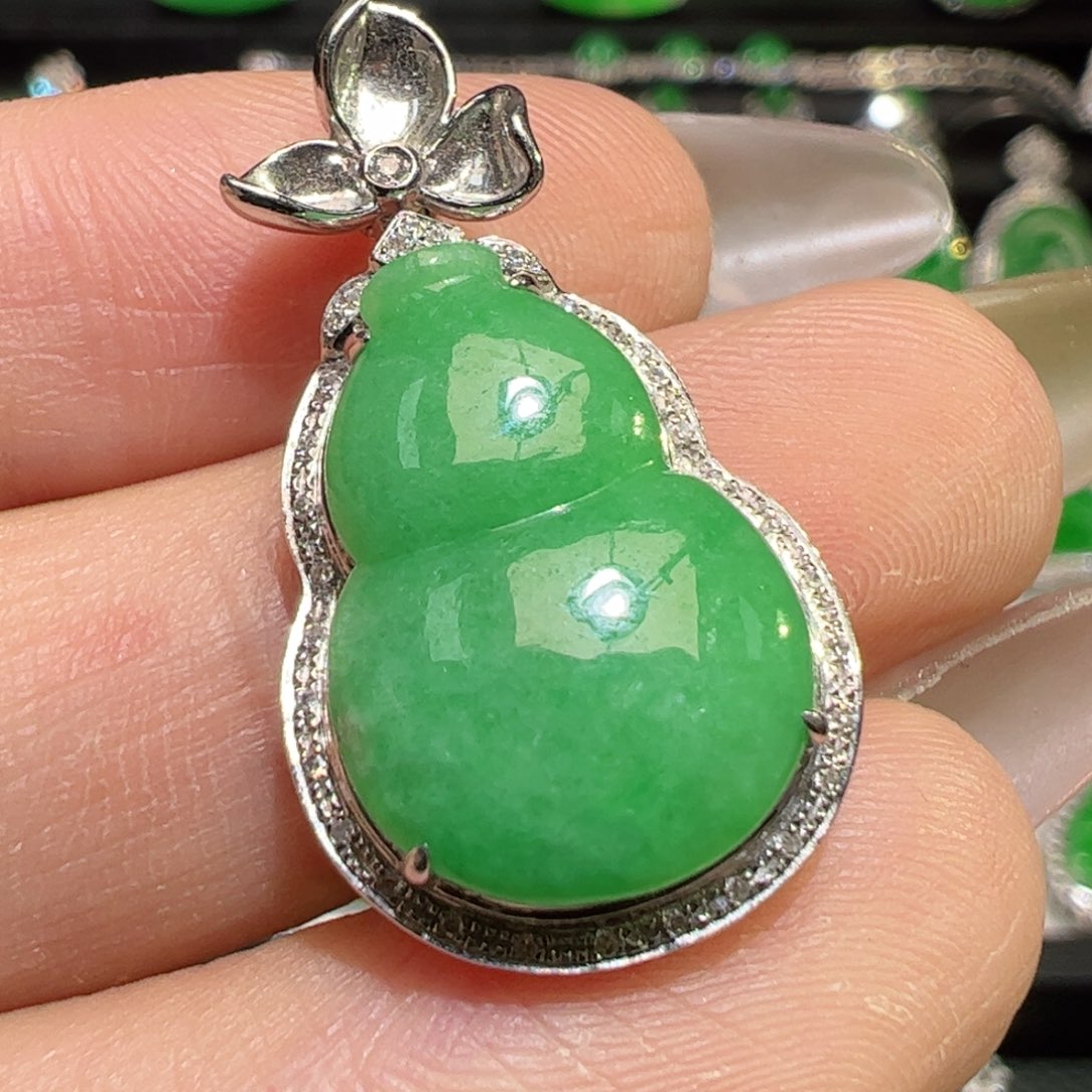 颈饰18K金镶嵌翡翠