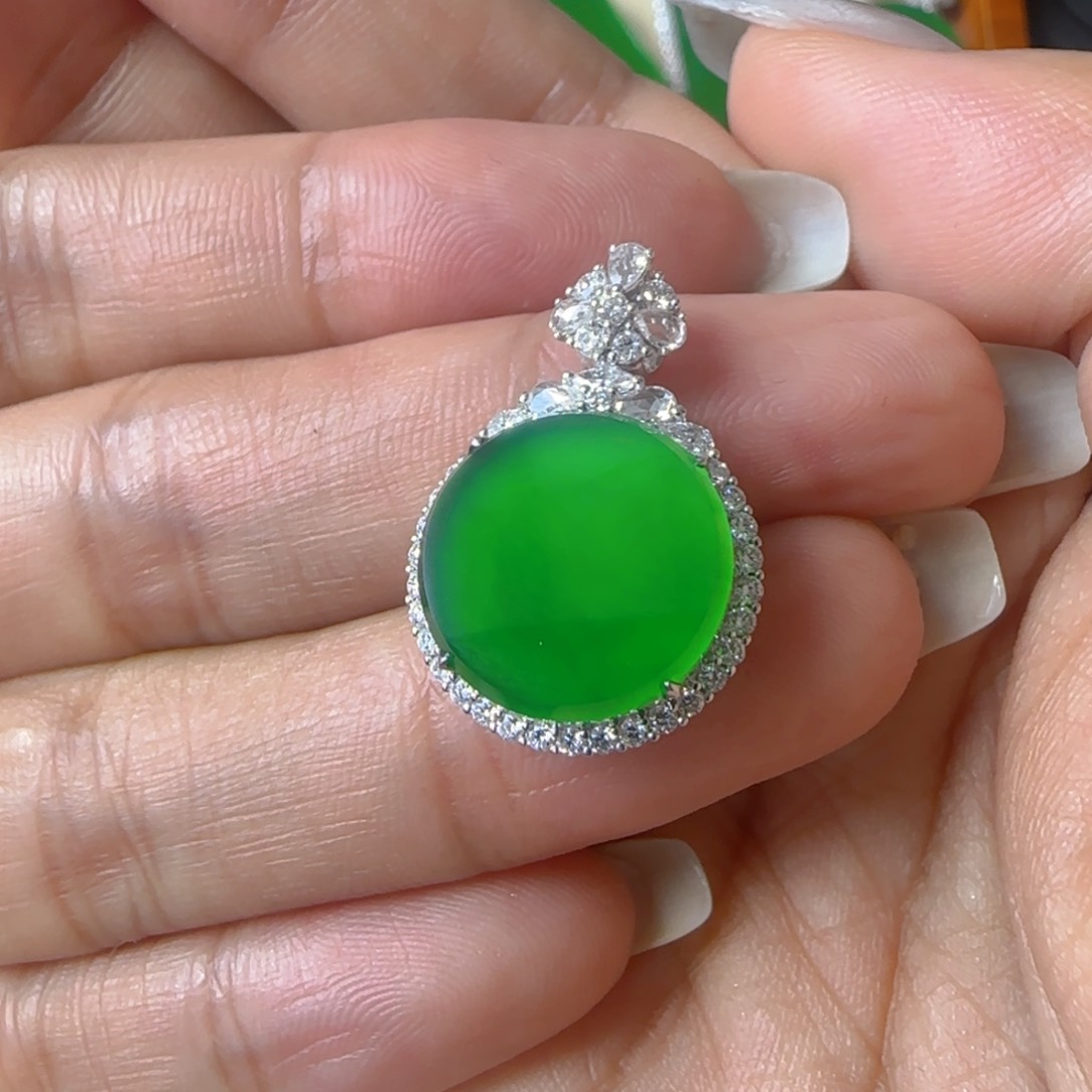 翡翠18K金镶嵌颈饰吊坠