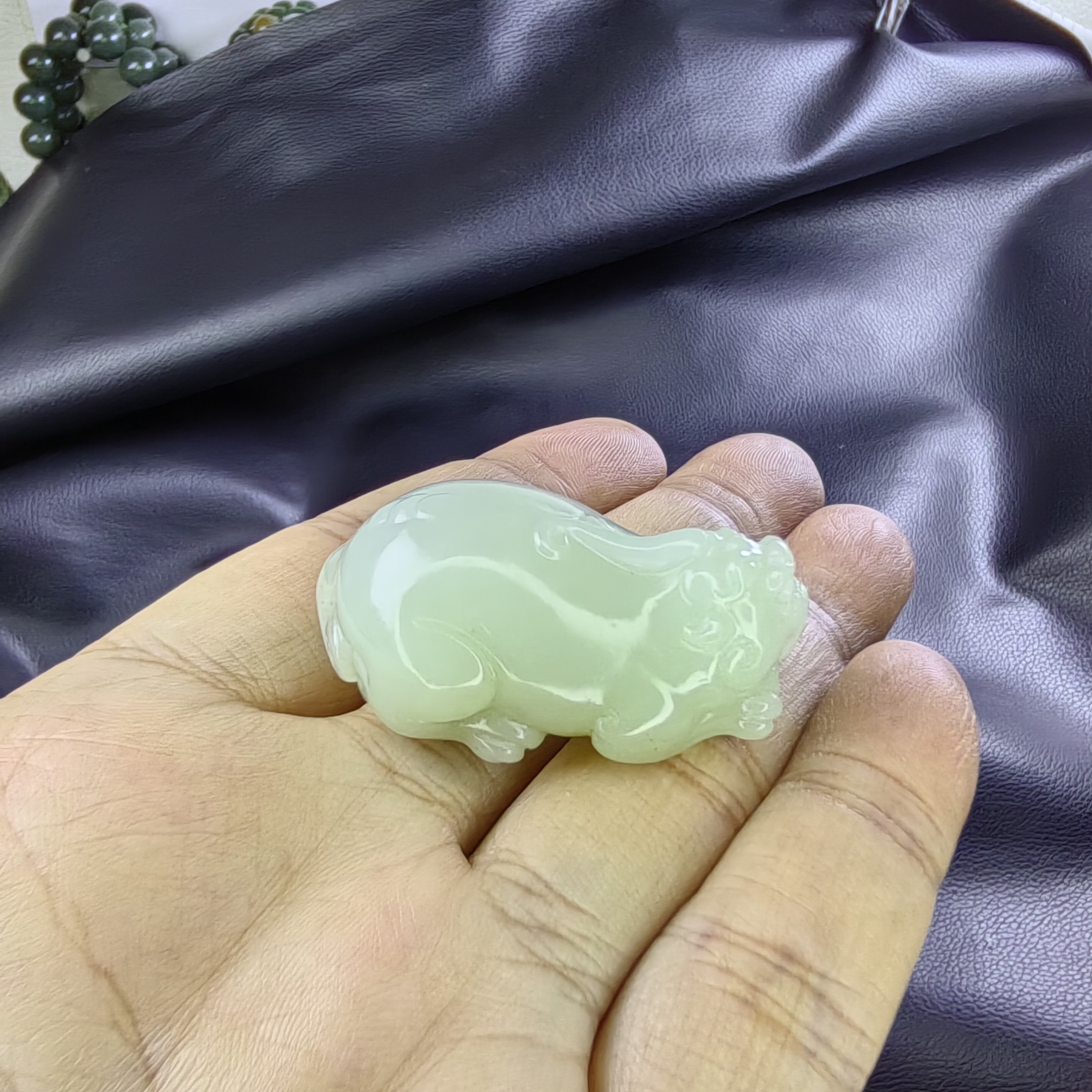 和田玉纯手工雕刻俄料小貔貅吊坠手把件