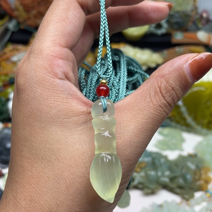 蛇纹石玉未镶嵌颈饰