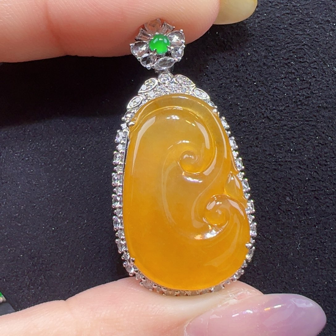 颈饰18K金镶嵌翡翠如意